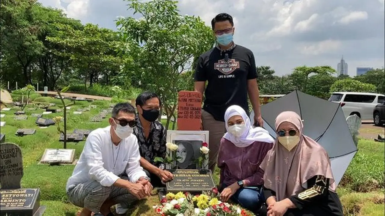 Potret Rekan Seleb Tanah Air Ziarah ke Makam Rina Gunawan