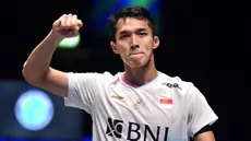 Pebulutangkis tunggal putra Indonesia, Jonatan Christie melakukan selebrasi setelah memenangkan pertandingan semifinal melawan Lakshya Sen dari India pada Kejuaraan Bulutangkis All England Terbuka di Utilita Arena, Birmingham, Inggris, Sabtu, 16 Maret 2024. (AP Photo/Rui Vieira)