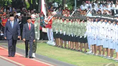 Presiden Jokowi mengantarkan Presiden SBY keluar gerbang Istana Negara, Jakarta, Senin (20/10/2014) (Liputan6.com/Herman Zakharia)
