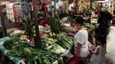 Aktivitas perdagangan di Pasar Kebayoran Lama, Jakarta, Jumat (20/4). Kementerian Perdagangan (Kemendag) mengklaim harga pangan terkendali. (Liputan6.com/Johan Tallo)