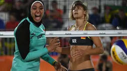 Atlet voli pantai asal Mesir, Doaa Elghobashy berteriak usai mendapatkan poin saat bertanding di penyisihan Grup D Olimpiade Rio di Arena Voli Pantai, Rio de Janeiro, Brasil, (7/8). (AFP PHOTO/Yasuyoshi Chiba)