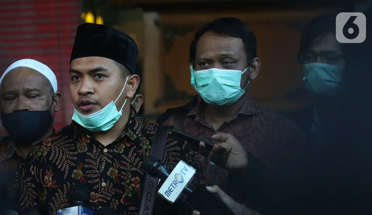 Kuasa hukum Muhammad Rizieq Shihab, Aziz Yanuar saat memberi keterangan kepada media di Polda Metro Jaya, Jakarta, Selasa (1/12/2020). Muhammad Rizieq Shihab belum bisa hadir dalam pemeriksaan dikarnakan kondisi kesehatannya masih kurang sehat. (Liputan6.com/Herman Zakharia)