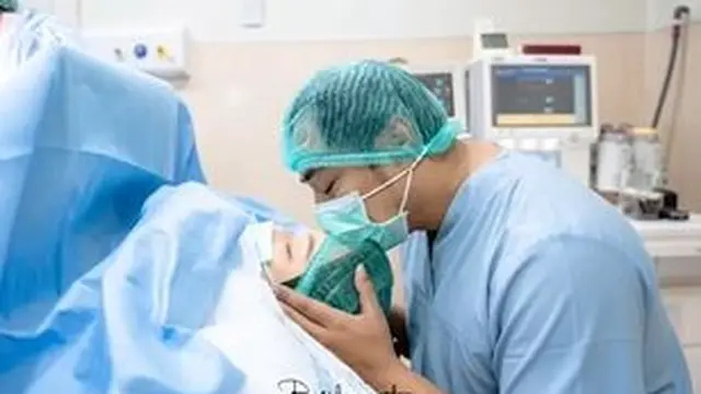 8 Tahun Menanti, Ini 6 Potret Indri Giana Istri Ustaz Riza Melahirkan Anak Kembar