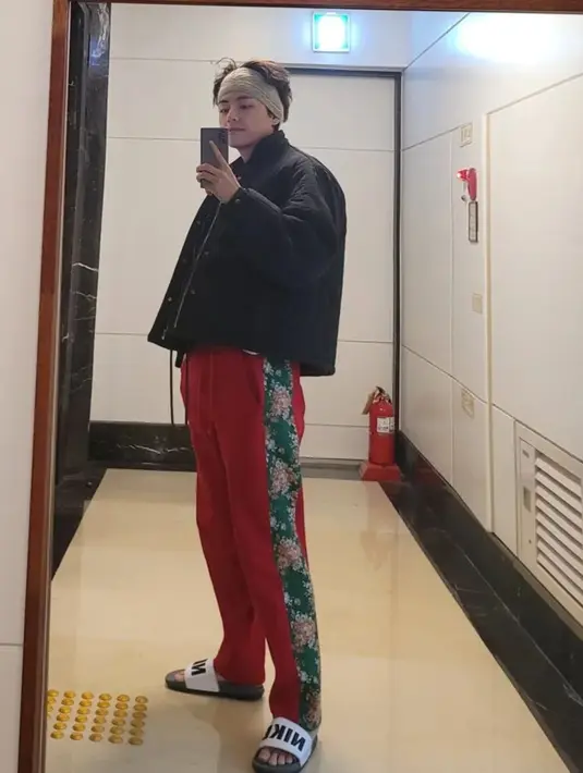 Tampil dengan sweat pants merah serta jaket hitam, gaya penampilan V ini tetap banjir pujian. Bahkan, tak sedikit pula netizen yang menyebut penampilan Kim Taehyung tetap terlihat menawan. (Liputan6.com/IG/@thv)