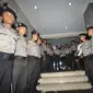 Sejumlah polisi membentuk barikade kanan kiri dan tepat di depan pintu Mabes Polri, Jakarta, Jumat (24/1/2015). (Liputan6.com/Miftahul Hayat)