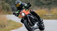 Ilustrasi biker mengendarai motor (Visordown)