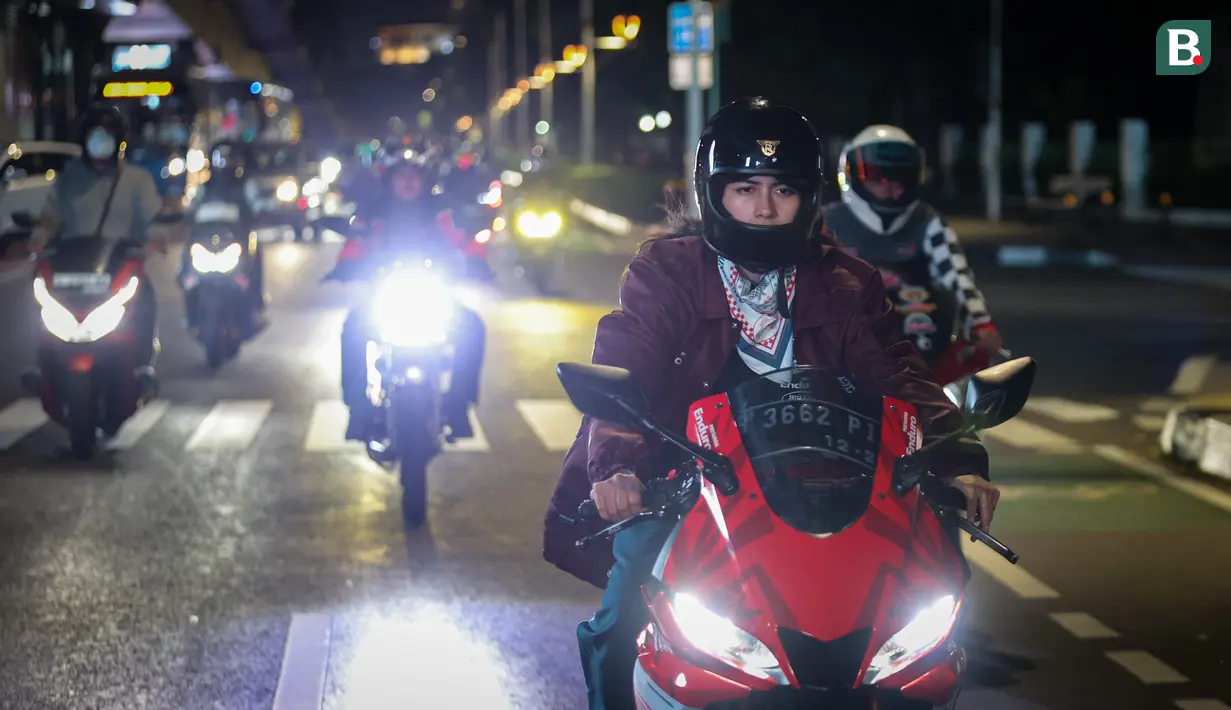 Selebritas Indonesia, Sintya Marisca memacu motornya saat mengikuti city riding bersama Pertamina Enduro di Jalan MH Thamrin, Jakarta, Minggu (26/11/2023). (Bola.com/Bagaskara Lazuardi)