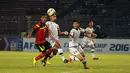 Penyerang timnas Timor Leste U-23, Jose Carlos Da Fonseca (kiri) berebut bola dengan dua pemain Brunei Darussalam di laga kualifikasi grup H Piala Asia 2016 di Stadion GBK Jakarta, (31/3/2015). Timor Leste unggul 3-0. (Liputan6.com/Helmi Fithriansyah)