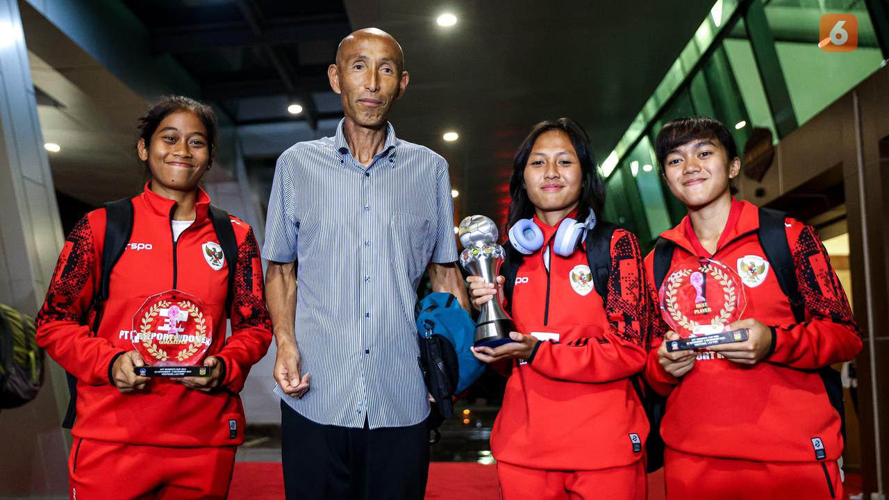Foto: Timnas Indonesia Putri Sudah Mendarat di Tanah Air, Pamerkan Trofi Juara Piala AFF Wanita 2024