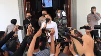 Wali Kota Surabay Eri Cahyadi bersama Kapolrestabes Surabaya membahas pengamanan Natal dan tahun baru. (Dian Kurniawan/Liputan6.com)