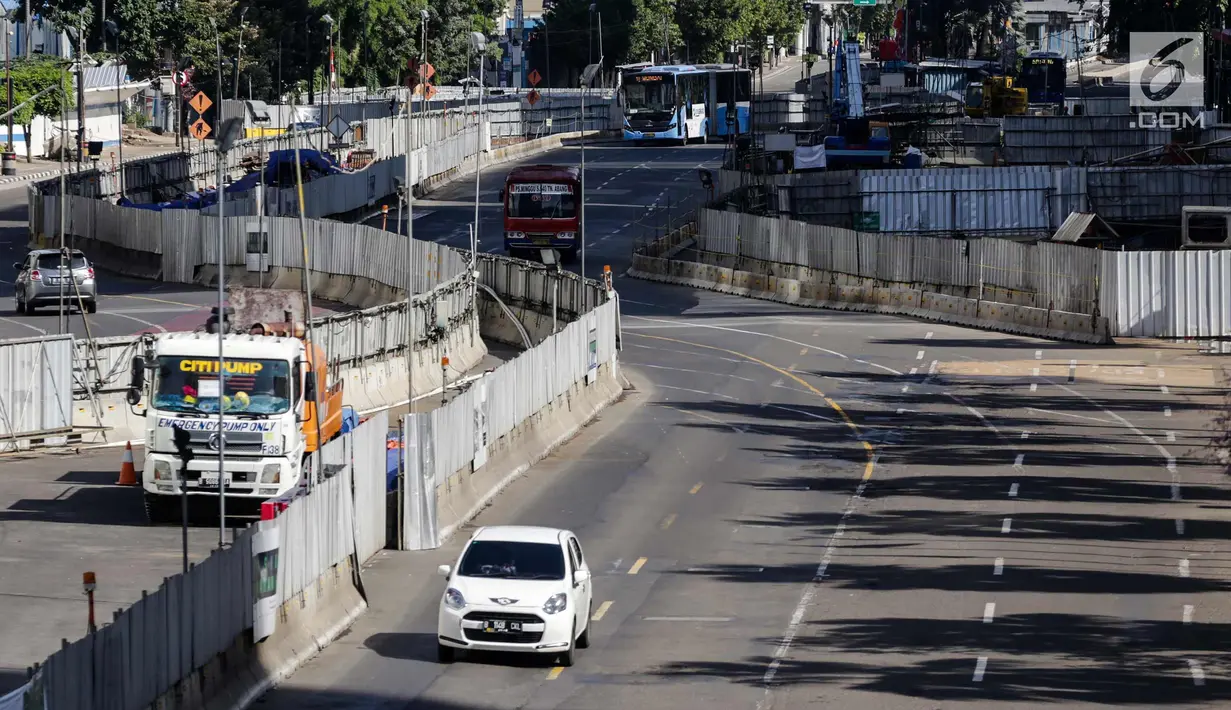 Sejumlah kendaraan melintas di kawasan Jalan MH. Thamrin, Jakarta, Senin (1/1).  Kondisi lalu lintas di Jakarta saat libur Tahun Baru ini terpantau lengang dibanding hari-hari biasanya yang kerap menjadi simpul kemacetan. (Liputan6.com/Faizal Fanani)