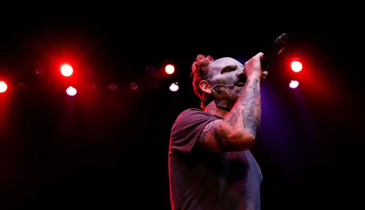 Vokalis Slipknot, Corey Taylor bernyanyi dalam acara "Ozzfest Meets Knotfest" di Hollywood Palladium, Los Angeles , AS , 12 Mei 2016. Band-band seperti Black Sabbath , Disturbed , Megadeth akan meramaikan festival ini. (REUTERS / Mario Anzuoni)