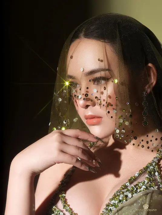 Ingat penampilan goddess ala Amanda Manopo ini? Ia mengenakan sebuah dress hijau yang berani. [Foto: Instagram/fdphotography90]