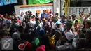 Ahok berjalan dikerumunan warga saat blusukan di Marunda, Cilincing, Jakarta, Rabu (2/1). Dalam blusukannya Ahok meminta warga untuk membangun Ruang Publik Terpadu Ramah Anak (RPTRA) di lingkungannya. (Liputan6.com/Gempur M. Surya)