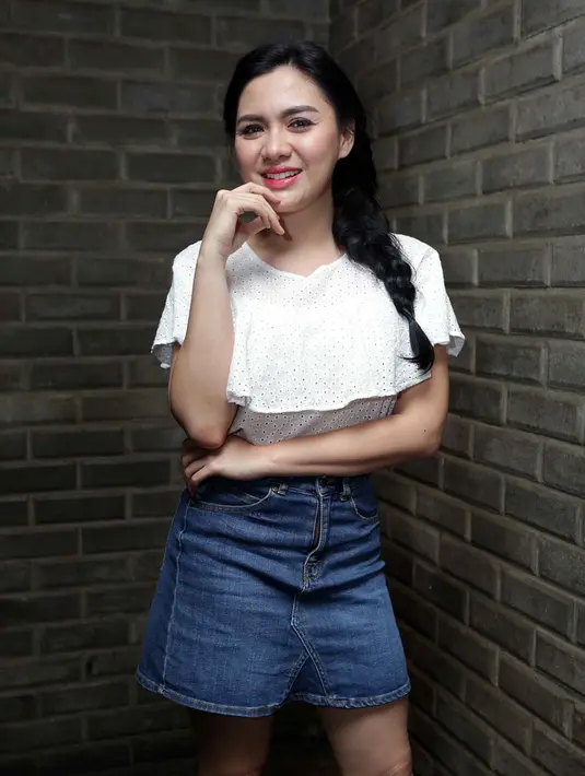 Berkolaborasi dengan DJ asal Indonesia, sudah sering dilakukan oleh Vicky Shu. Sedangkan disc jockey alias DJ dari luar negeri, menjadi pengalaman perdananya. (Deki Prayoga/Bintang.com)