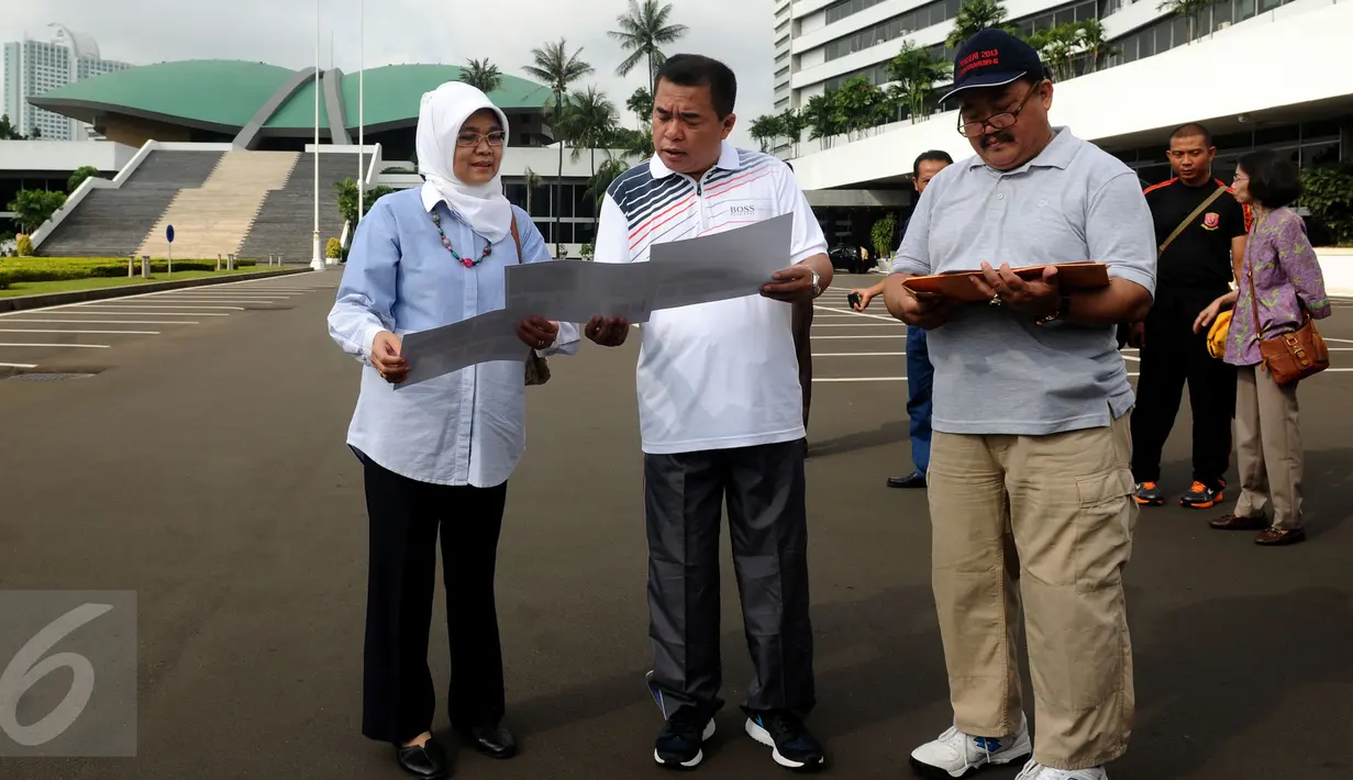 Ketua DPR RI, Ade Komarudin (kedua kiri) didampingi Sekjen DPR RI Winantuningtyastiti (kiri) melihat gambar rencana renovasi sejumlah sarana dan prasarana di Kompleks Parlemen  Senayan, Jakarta, Minggu (31/1/2016). (Liputan6.com/Helmi Fithriansyah)