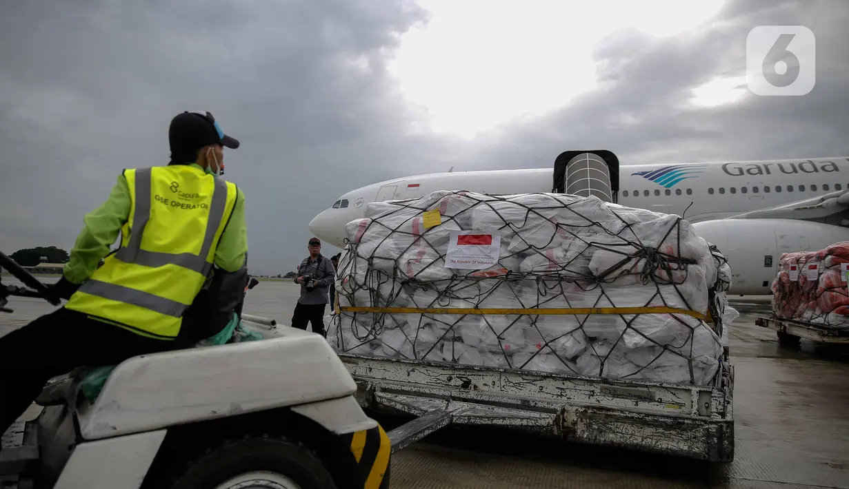 Petugas menyiapkan bantuan untuk penanganan gempa di Turki dan Suriah di di Base Ops Lanud Halim Perdana Kusuma, Jakarta, Selasa (21/2/2023). Pemerintah Indonesia mengirim bantuan berupa makanan, pakaian dan keperluan logistik lainnya seberat 140 ton untuk korban gempa Turki dan Suriah. Bantuan tersebut diberangkatkan dengan empat pesawat. (Liputan6.com/Faizal Fanani)