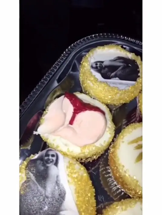 Tampak bersama Tyga, King juga ikut meniupkan lilin di kue ulang tahun ayahnya tersebut. Kue-kue kecil seperti cupcake juga menjadi pemanis di perayaan ulang tahun Tyga hari itu. (Instagram/kylizzlesnapchat)