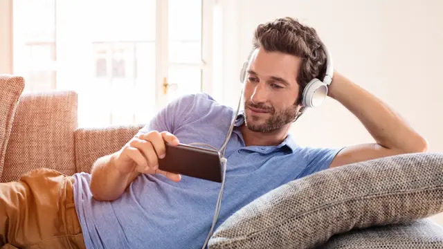 Hebat, Bisa Nonton Video Sambil Chatting di Smartphone Ini!