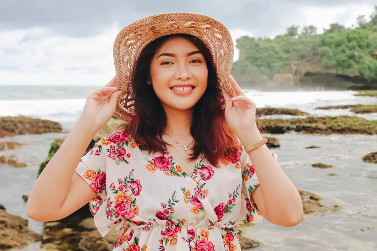 bahagia tersenyum santai baik