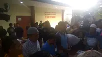 Suasana penyerahan jenazah korban terbakarnya Kapal Motor Zahro Expres di RS Polri. (Liputan6.com/Khairur Rasyid)