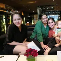 Nagita Slavina bersama Caca Tengker, Rieta Amilia, serta Rafathar (Instagram/@cacatengker)