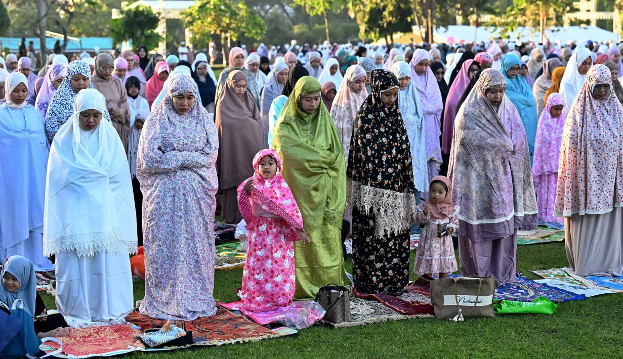 Para jemaah Muslim melaksanakan salat Idul Adha, atau Hari Raya Kurban, di Denpasar, Bali, pada Rabu 27 Mei 2026. (SONNY TUMBELAKA/AFP)