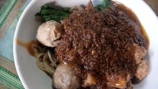 Mi AYam Rendang ada di warung Mi Ayam Tresno