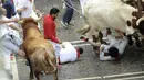 Peserta Run Bull dalam Festival San Fermin di Pamplona jatuh dan terinjak oleh banteng, Spanyol (10/07/2014) (AFP PHOTO/Ander GILLENEA)