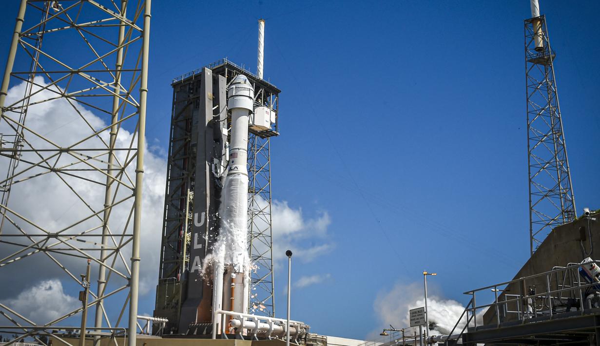 Pesawat antariksa Starliner milik Boeing Co. diluncurkan dan merupakan penerbangan berawak pertama yang bersejarah, membawa dua astronaut NASA ke Stasiun Antariksa Internasional (ISS). (Miguel J. Rodriguez Carrillo / AFP)