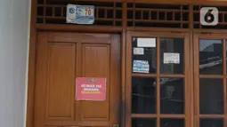 Rumah warga yang sedang isolasi madiri saat penerapan mikro lockdown di zona merah COVID-19 RT 006 RW 01, Gandaria Selatan, Cilandak, Jakarta, Selasa (22/6/2021). Pemprov DKI menerapkan mikro lockdown di kampung tersebut lantaran adanya 17 warga yang positif Covid-19. (Liputan6.com/Herman Zakharia)