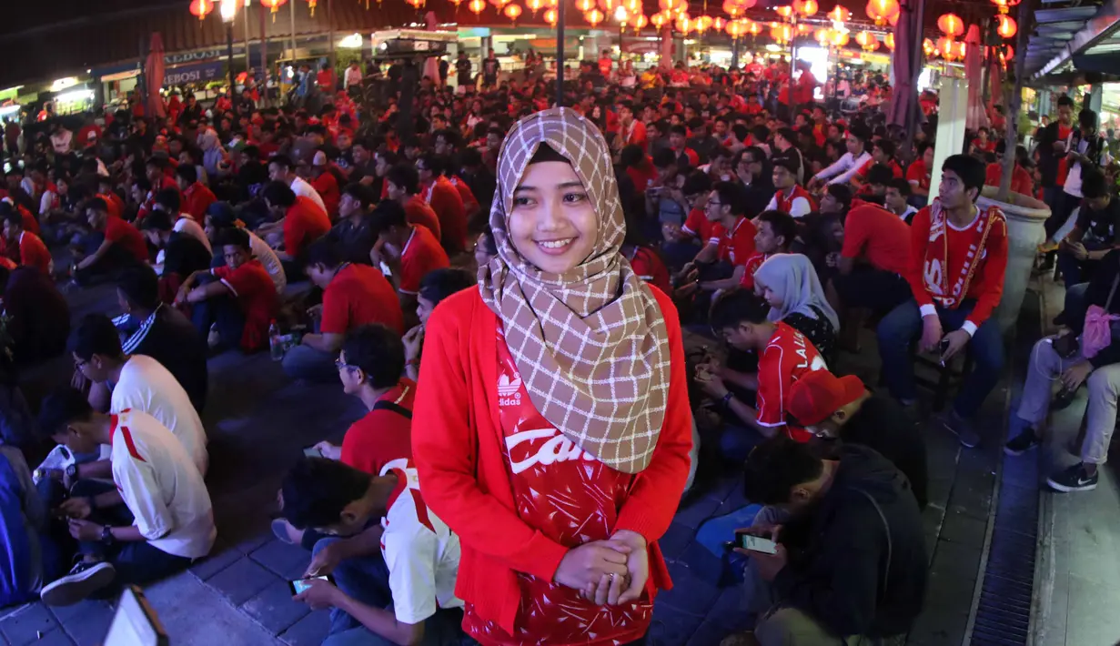 Suporter wanita ini bersemangat memberikan prediksi saat acara nonton bareng Liga Premier Inggris antara Liverpool vs Manchester United di Mall Sumarecon Bekasi, Jawa Barat, Minggu (17/1/2016). (Bola.com/Nicklas Hanoatubun)