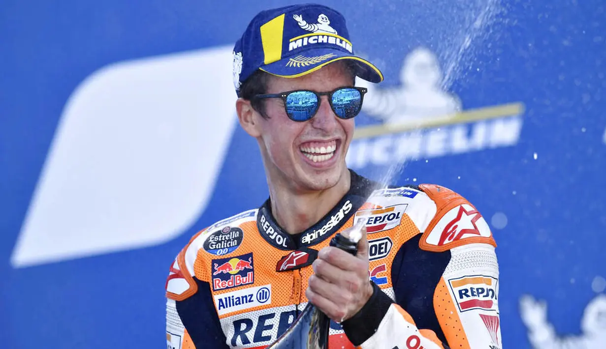 Pembalap Repsol Honda, Alex Marquez, melakukan selebrasi usai menjuarai balapan MotoGP Aragon, Spanyol, Minggu (18/10/2020). Alex Rins berhasil finis pertama dengan catatan waktu 41 menit, 54,391 detik. (AP Photo/Jose Breton)