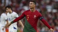 Striker Timnas Portugal, Cristiano Ronaldo sementara menempati posisi runner-up dalam daftar top skor Kualifikasi Euro 2024. Pemain yang kini tengah menjalani musim kedua membela Al Nassr di Liga Arab Saudi ini total telah mencetak 9 gol dari 7 laga di Grup J. Portugal yang sementara memuncaki Grup J dengan raihan poin sempurna 24 dari 8 laga telah dipastikan lolos ke putaran final meski masih menyisakan dua laga lagi. (AFP/Carlos Costa)