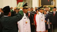 Anies Baswedan dan Sandiaga Uno saat disumpah pada pelantikan Gubernur dan Wakil Gubernur DKI Jakarta periode 2017-2022 di Istana Negara, Jakarta, Senin (16/10). (Liputan6.com/Angga Yuniar)