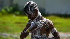 Seorang pengungsi Rohingya mandi di tempat penampungan sementara di Ladong, provinsi Aceh, Kamis 24 Februari 2023. Sedikitnya 69 pengungsi Rohingya mendarat di pantai barat Indonesia pada 16 Februari lalu dengan sebuah perahu kayu. (CHAIDEER MAHYUDDIN/AFP)