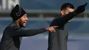 Pemain depan PSG Neymar (kiri) tertawa bersama selama sesi latihan di tempat latihan klub Camp des Loges di Saint-Germain-en-Laye pada 14 Februari 2022. PSG akan menjamu Real Madrid pada leg pertama babak 16 besar Liga Champions, Rabu 16 Februari 2022. (FRANCK FIFE/AFP)