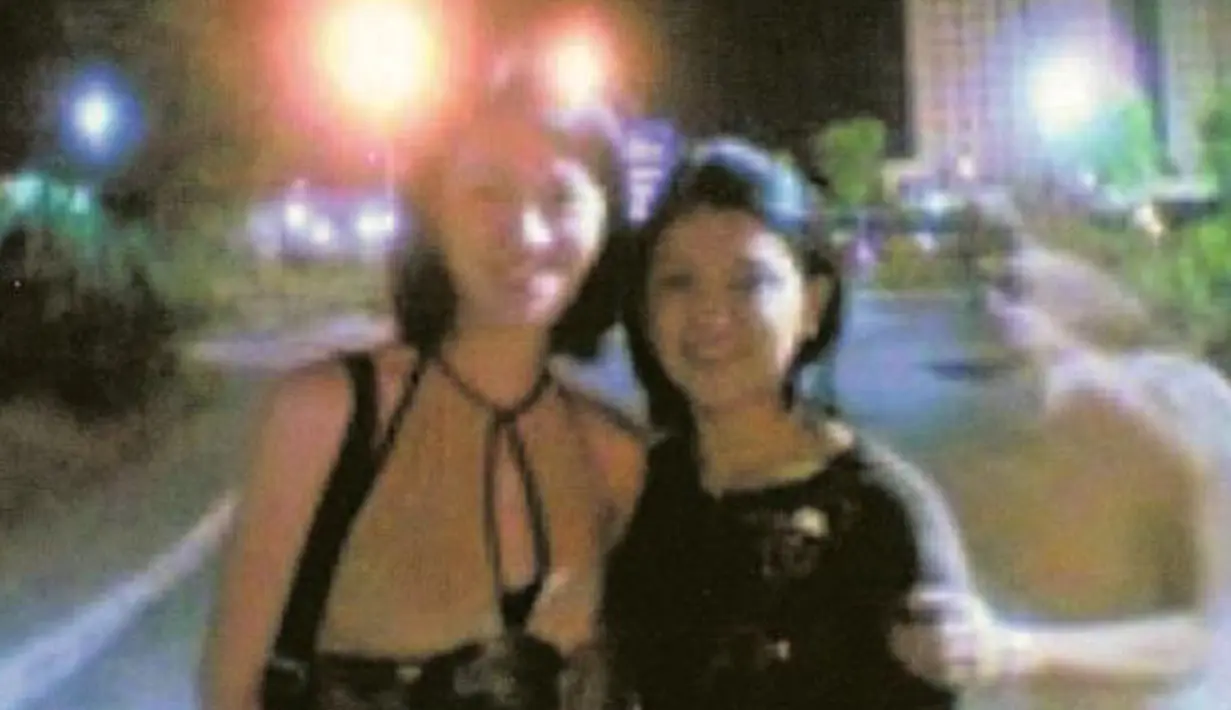 Di Filipina sekitar tahun 2000.Dua orang remaja sedang berfoto di sebuah jalanan kota di malam hari menggunakan kamera digital. Sesosok bayangan putih yang terlihat jelas ingin sekali menampakkan diri ikut berfoto bersama. (paranormal.about.com)