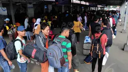 Pemudik antre dengan tertib memasuki pintu menuju peron sesuai dengan jam keberangkatan, Jakarta, Kamis, (24/7/14). (Liputan6.com/Faizal Fanani)
