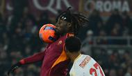 Gelandang AS Roma, Manu Kone (kiri), mengontrol bola di depan bek Genoa Alessandro Marcandalli (kanan), dalam pertandingan sepak bola Serie A Italia antara AS Roma dan Genoa di Stadion Olimpico, Roma, pada 29 Desember 2025. (Filippo Monteforte / AFP)