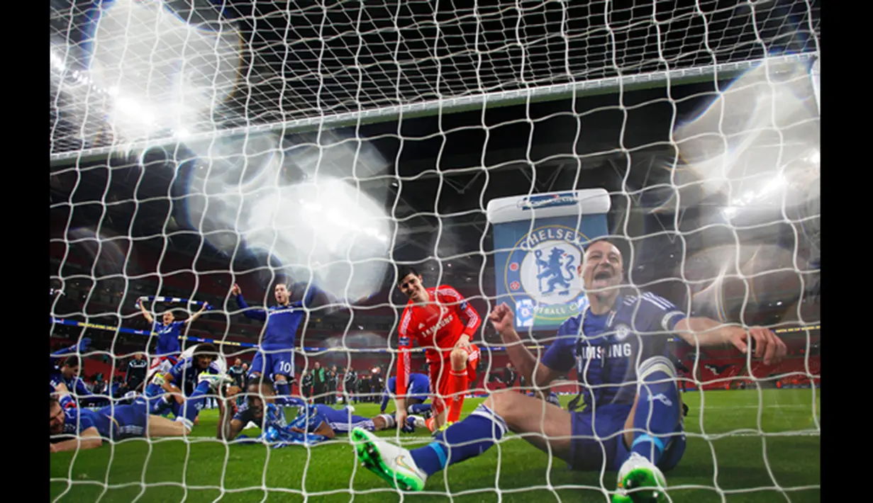  Bek Chelsea, John Terry bersama para pemain Chelsea merayakan kemenangan piala Liga 2014/2015 di final Capital One Cup di Stadion Wembley, London, Minggu (1/3/2015).  Chelsea menang 2-0 atas Tottenham Hotspur. (Reuters/Suzanne Plunkett)