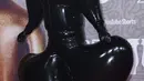 Sam Smith berpose untuk fotografer setibanya pada karpet merah Brit Awards 2023 di London, Sabtu (11/2/2023). Pada pakaian unik Sam Smith itu bagian leher tinggi dengan lengan dan kaki seperti balon, area dada beritsleting dan sepatu bot hak tinggi berwarna hitam. (Photo by Vianney Le Caer/Invision/AP)