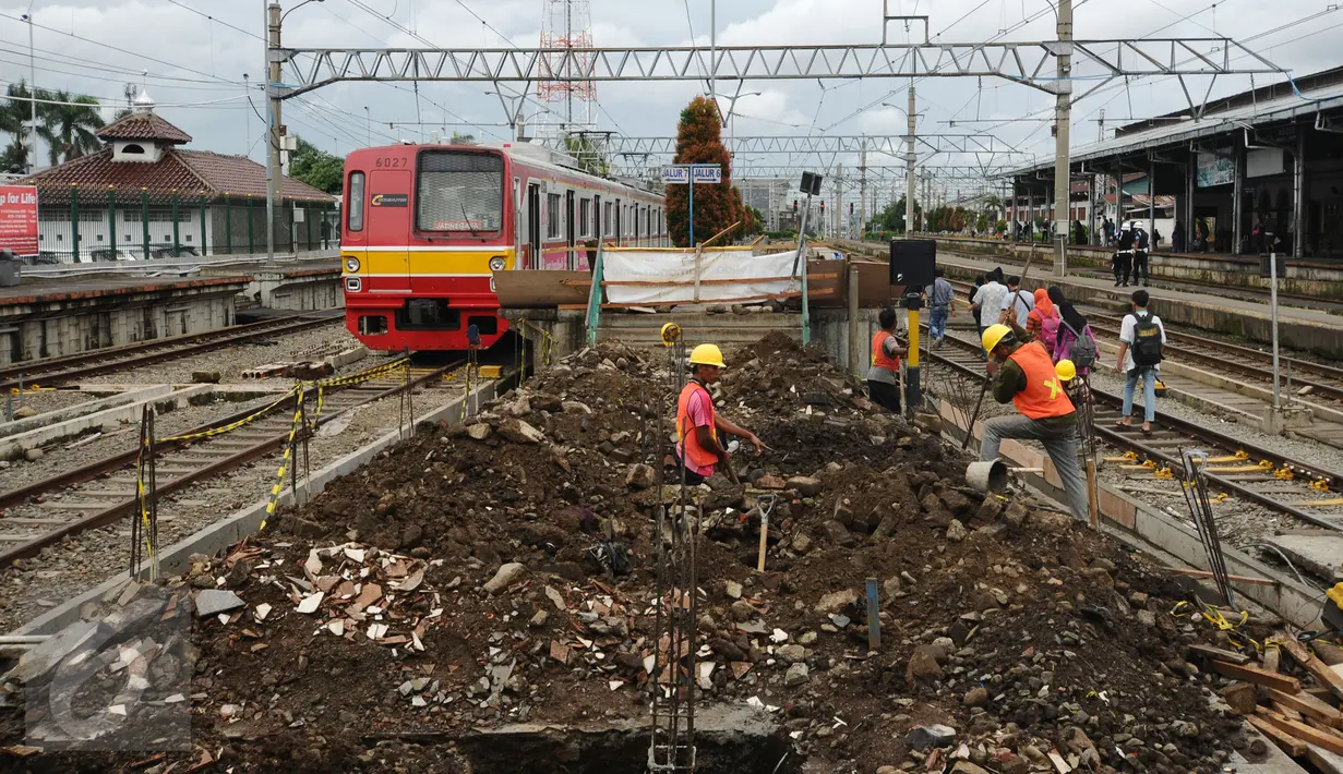 Sejumlah pekerja menyelesaikan penambahan panjang peron 6 dan 7 Stasiun Bogor, Jawa Barat, Rabu (16/12/2015). Penambahan panjang peron dilakukan untuk lebih memberikan kenyamanan bagi pengguna KRL. (Liputan6.com/Helmi Fithriansyah)