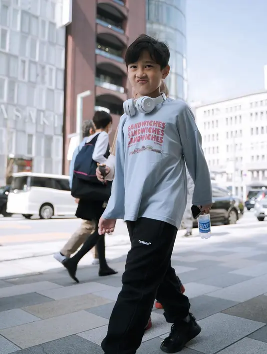 Tidak hanya suka bermain sepak bola, Rafathar juga gemar menyaksikan bola. Bahkan, saat piala dunia tahun lalu, Rafathar bersama Raffi datang langsung ke Qatar untuk menyaksikan beberapa pertandingan pemain idolanya. [Instagram/raffinagita1717]