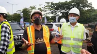 Direktur Utama PT Jakarta Propertindo (Perseroda) atau Jakpro, Widi Amanasto (tengah) saat meninjau pengerjaan sirkuit Formula E di Ancol, Jakarta Utara. (Liputan6.com/Yopi Makdori)