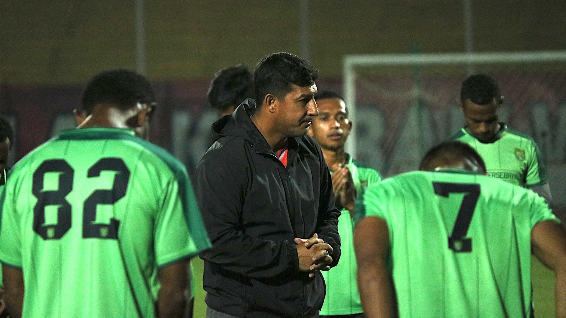 Pelatih Persebaya Surabaya, Angel Alfredo Vera. (Bola.com/Iwan Setiawan)