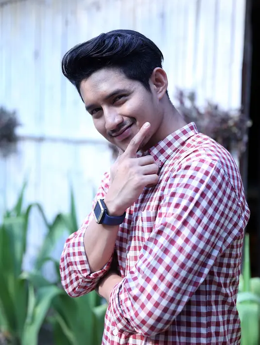 Sedangkan untuk tahun ini, Chand Kalvin menjadi host konser Indosiar yang bertajuk Indonesia Merdeka. Ia bersama Prilly Latuconsina dan Ricky Harun dalam acara yang diramaikan oleh banyak artis dangdut papan atas. (Nurwahyunan/Bintang.com)