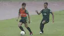 Pemain Timnas Indonesia U-22, Luthfi Kamal, mengontrol bola saat latihan di Stadion Madya Senayan, Jakarta, Kamis (24/1). Latihan ini merupakan persiapan jelang Piala AFF U-22. (Bola.com/Yoppy Renato)