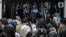 <p>Calon penumpang bus Transjakarta antre untuk menaiki bus di Halte Harmoni, Jakarta, Selasa (10/5/2022). Penumpang bus Transjakarta kembali padat usai warga kembali beraktivitas pascalibur Lebaran. (merdeka.com/Iqbal S. Nugroho)</p>
