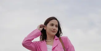 Blazer berwana fuchsia akan membuatmu tampil memesona serta harimu lebih berwarna, lho. (instagram/pevpearce)